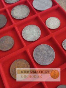 Zbierka mincí na numizmatickom plate